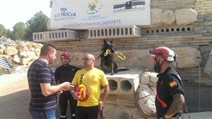 Sergio Villalba, concejal de Deportes, saludando a los soldados de la UME y voluntarios de USAR 13