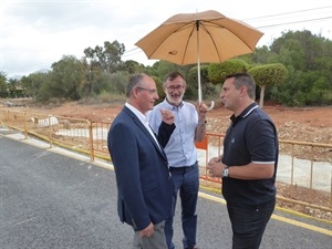 Carlos Domingo, director general de Obras Públicas, Transportes y Movilidad dialongado con Bernabé Cano, alcalde de La Nucía