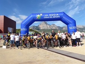 La reina y las damas, los concejales Sergio Villalba y Miguel Ángel Ivorra, antes de la salida en el arco de #LaNuciaCiudadDelDeporte