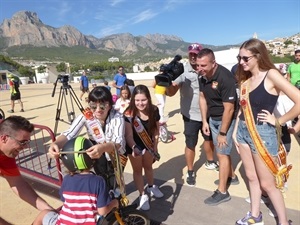 Entrega de medallas de la Gimcana Ciclista Infantil de 2018 de la Reina y Damas de les Festes d´Agost del año pasado y Sergio Villalba, concejal de Deportes