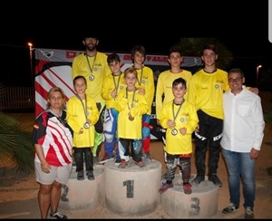 El nuciero Mikalet Pérez Orozco con su mallot de líder final junto al resto de campeones del Challenge BMX  Comunidad Valenciana