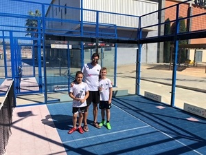 Los subcampeones, Marco Giergi y Eric Marín, junto a Rafa Humanes, organizador del evento