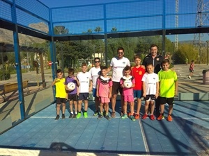 Sergio Villalba, concejal de Deportes y Rafa Humanes, organizador del torneo, junto a los participantes