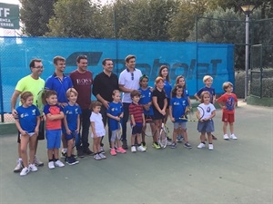 David Ferrer, Javi Ferrer, Director de ATF, y Bernabé Cano, alcalde de La Nucía, junto a los alumnos de la Academia de Tenis Ferrer La Nucía en la visita de ayer