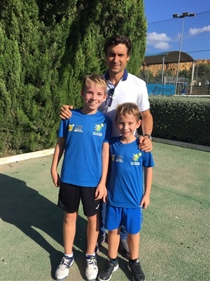 Alumnos de la Academia de Tenis Ferrer de La Nucía junto a David Ferrer