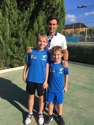 "Ferru" visitó su academia de tenis en La Nucía  en un parón de su apretada agenda