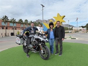 Bernabé Cano, alcalde de La Nucía, junto a Hans Schneegluth  y Mar Martín