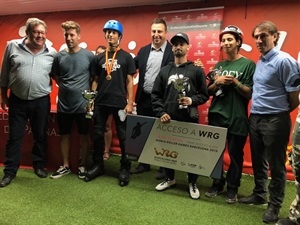 Álex Cebrián recibiendo el premio en categoría absoluta masculina