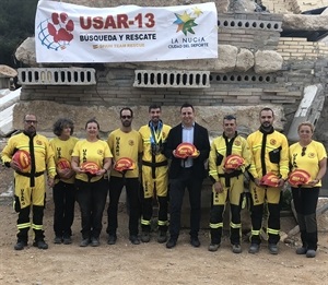 Andrés Blanquer con sus 11 medallas junto a sus compañeros de USAR 13 y Sergio Villalba, concejal de Deportes