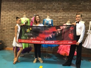 Nikita Isakov y Laia Rebollar junto a la directora del Club Dance Sport La Nucía, Ahtrid Muro, en Nules