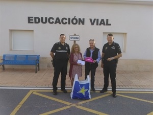 Mª José Ana Fernández, dtra. CEIP Sant Roc de Polop, Vicente Soler, Jefe  Policía Local Polop, Serafín López, concejal Seg. Ciudadana y Javier Burrueco, Jefe Policía Local. La Nucía