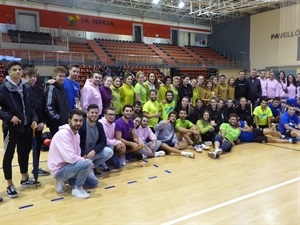 Los equipos de "penyes" participantes y Majorals 2019 junto a Bernabé Cano, alcalde de La Nucía y Cristóbal Llorens, concejal de Fiestas