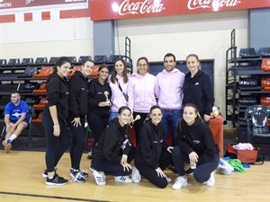 Las chicas "Sense Frens" quedaron primeras en el Torneig de Futbol Indoor