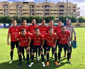 Alineación del C.F. La Nucía ayer en Orihuela