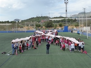Más de 100 personas participaron en el Gran Lazo Humano contra el cáncer