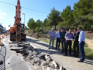 Bernabé Cano, alcalde de La Nucía, y M. A. Iborra, concejal de Urbanismo, junto al equipo director de la obra en la calle Guadales