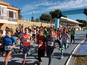 El Club de Atletismo de La Nucía participó en el CC Cross de l'Alfàs del Pí con 17 alumnos