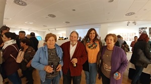 Los actores del Grupo de Teatro "La Casilla" antes de la proyección de su corto "Una comunidad con suerte"