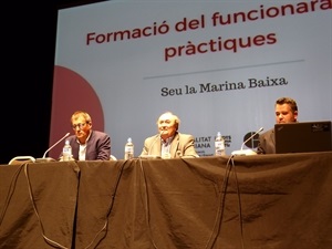 Santiago Rodríguez, asesor del CEFIRE para la Marina Baixa y Pedro Lloret, primer teniente alcalde de La Nucía, en la apertura del curso