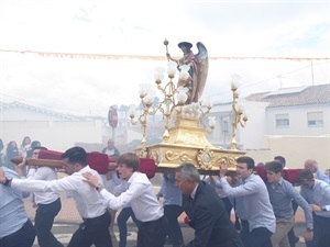 El domingo los costalers de San Rafel llevan la imagen del Santo por las empinadas calles a ritmo de traca