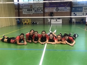 El qeuipo Infantil “A” Federado del Club Voleibol La Nucía durante su partido contra el Playas de Benidorm