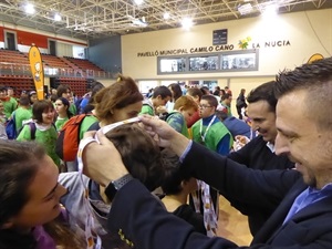 Sergio Villalba, conejal de deportes, entregando una medalla a uno de los participantes