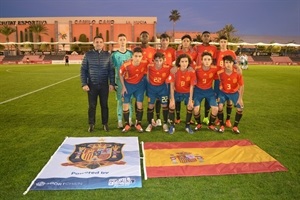 La selección española sub 15 antes del encuentro junto a Bernabé Cano, alcalde de La Nucía