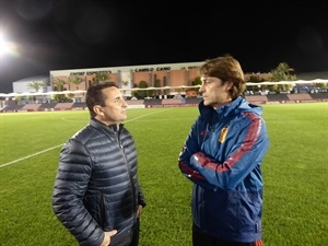 Julen Guerrero, seleccionador sub15, hablando con Bernabé Cano, al final del encuentro