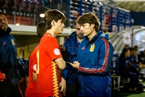 Julen Guerrero, seleccionador sub15, dando instrucciones a su hijo Jon Guerrero