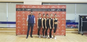 Sergio Villalba, concejal de Deportes, junto a las gimnastas nucieras