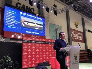 Bernabé Cano, alcalde de La Nucía, presentando el proyecto del Complejo de Tenis de La Nucía