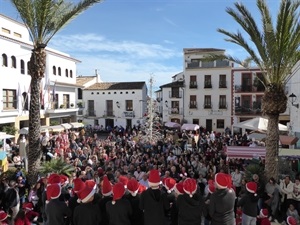 Los coros escolares reúnen a centenares de personas en la Inauguración de la Feria Solidaria de la Navidad
