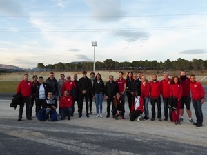 La Selección Nacional de Atletismo, Comité Técnico y Ejecutivo junto a Bernabé Cano, alcalde de La Nucía y Sergio Villalba, concejal de Deportes en el Estadio de Atletismo