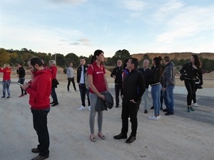 La campeona olímpica Ruth Beitia dialogando con el alcalde Bernabé Cano