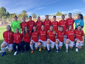 El equipo femenino del CF La Nucía antes del partido ante el Gimnàstic de Sant Vicent