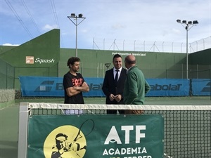 David Ferrer conversando con Sergio Villalba, concejal de Deportes, en las pistas de tenis de La Nucía