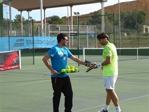 Xavi Ferrer, uno de sus entrenadores, da instrucciones a Ferru durante los entrenamientos en La Nucía