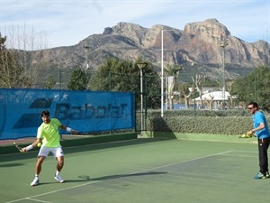 Las pistas de tenis de la Ciutat Esportiva Camilo Cano albergan los entrenamientos de David Ferrer