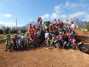 Bernabé Cano, alcalde de La Nucía, Sergio Villalba, concejal de deportes, y el campeón mundial Toni Bou, junto a los pilotos convocados en esta edición 2018