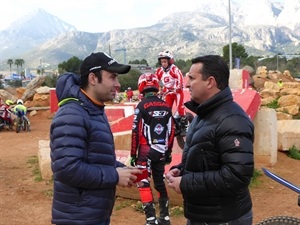 Bernabe Cano, alcalde de la Nucía junto al campeón Toni Bou en la zona de entrenamiento