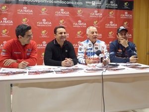 Bernabé Cano, alcalde de la Nucía, Luciano Bonaira, organizador del evento, Albert Solé, coordinador y el piloto Toni Bou