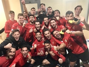 Los jugadores del CF La Nucía celebrando el triunfo en el vestuario