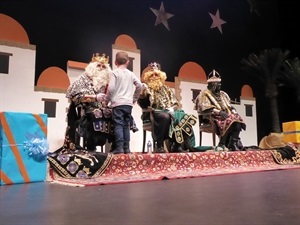 Como en años anteriores sus Majestades los reyes de oriente después de la Cabalgata entregan los regalos a los niños y niñas en l Auditori