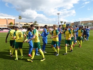 Los jugadores del Fortuna Sittard y el KRC Genk se saludan al inicio del partido amistoso