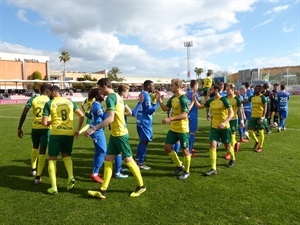 Los jugadores del Fortuna Sittard y el KRC Genk se saludan al inicio del partido amistoso