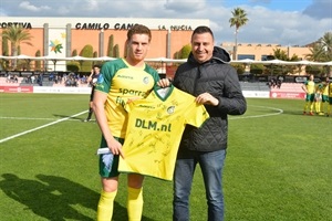 Wessel Dammers, capitán del Fortuna Sittard junto a Sergio Villalba, concejal de Deportes