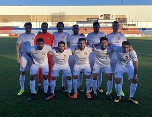 Alineación de C.F. La Nucía ayer en Alzira, con su segunda equipación