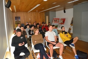 Este viaje de familiarización también ha acogido una charla sobre formación de metodología en jóvenes futbolistas