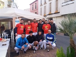 Los equipos finalistas de 2ª categoría con sus trofeos junto al concejal Miguel A. Ivorra.