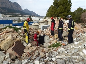 Un bombero se ha escondido en uno de los zulos del campo de maniobras para entrenar a los perros de rescate